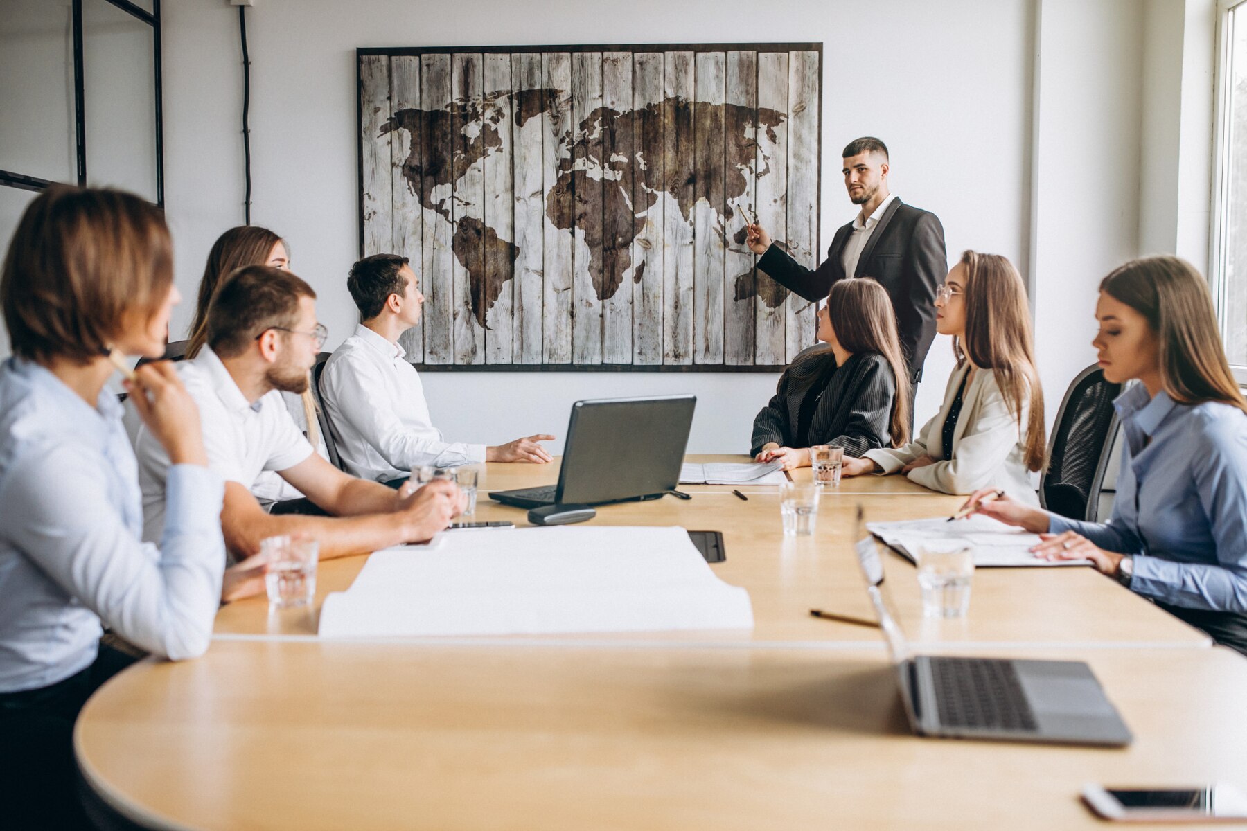 grupo-personas-trabajando-plan-negocios-oficina_1303-15779